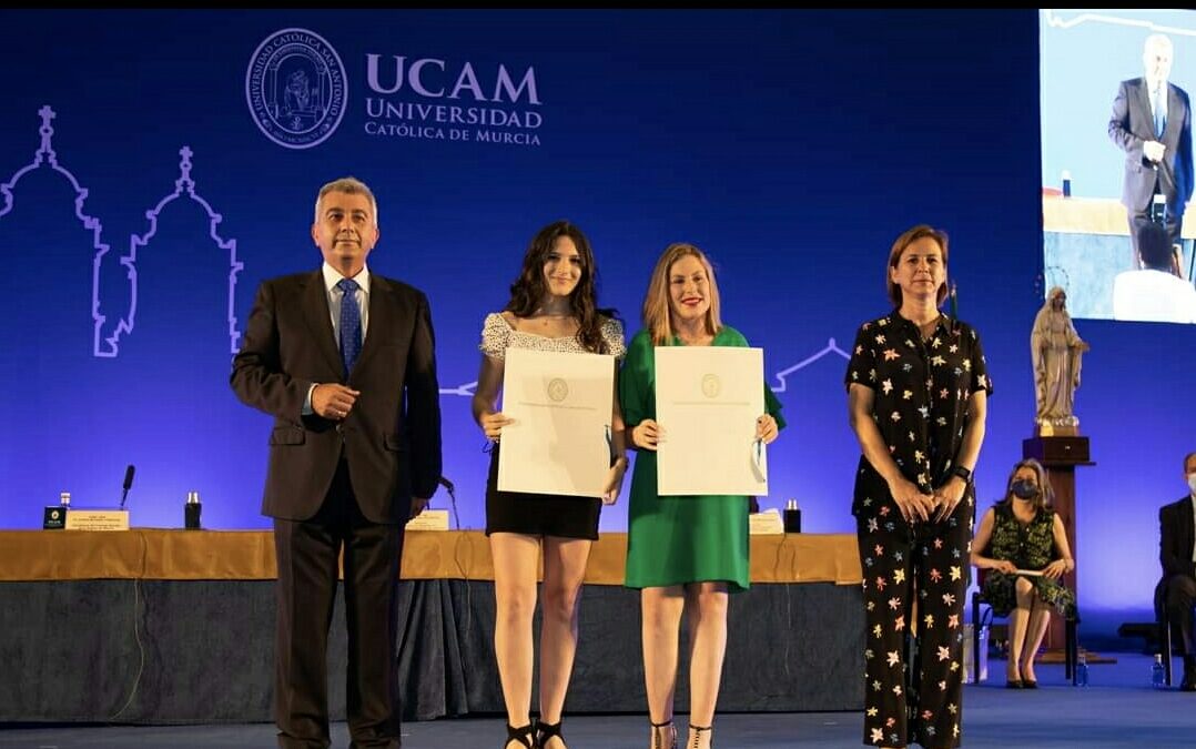Entrega graduacion juana UCAM