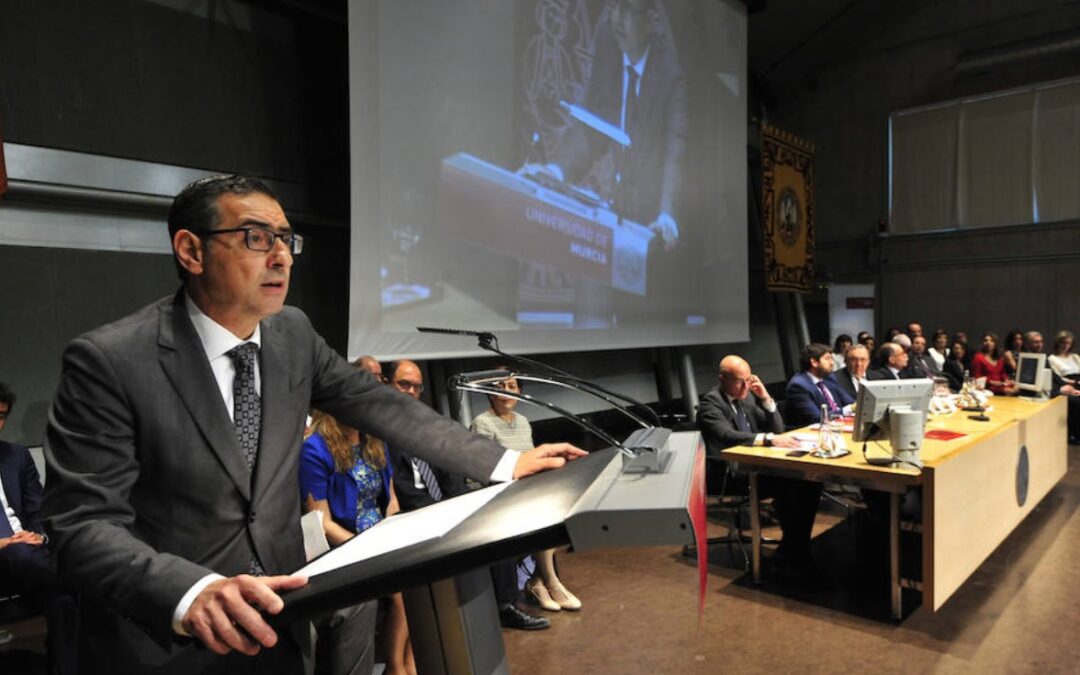 discurso_rector_con_mesa